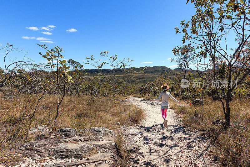 小女孩徒步旅行在Chapada dos Veadeiros, Goiás，巴西